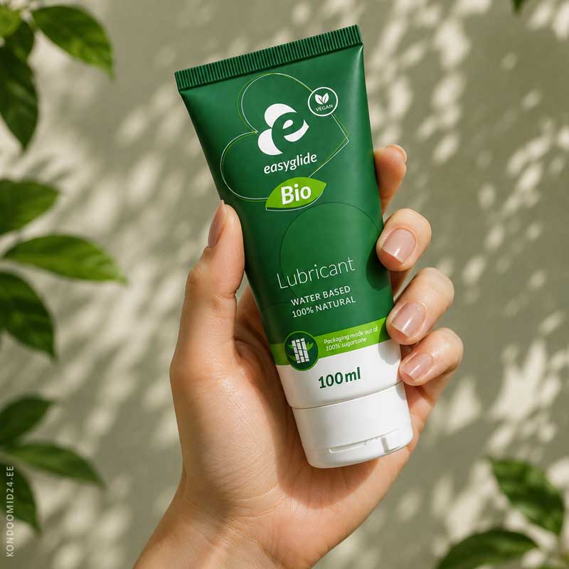 Лубрикант EasyGlide Bio & Natural в руке